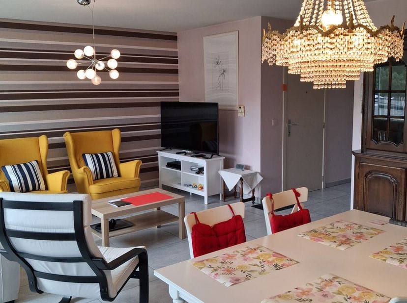 Zeer ruim duplex appartement. Inkomhal met ingebouwde halkast en gastentoilet.<br />
Lichtrijke living met open keuken en terras. <br />
Ingerichte ke