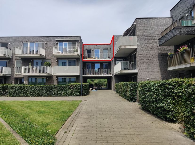 Gezellig appartement met 2 slaapkamers, terras, autostaanplaats en kelderbering<br />
Ligging: Het appartement is gelegen nabij het centrum van Geel,