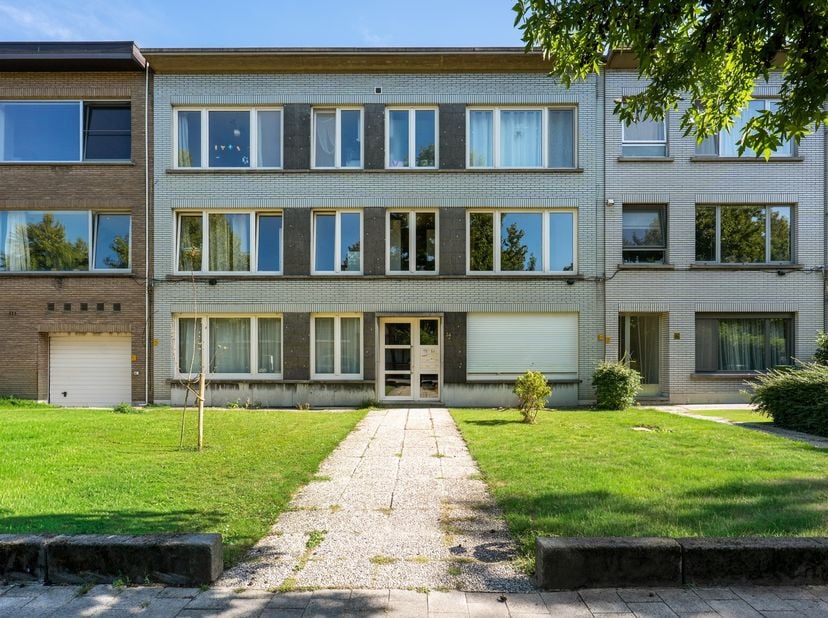 Dit te renoveren appartement is gelegen op de eerste verdieping van een kleinschalig gebouw in een rustige straat in Berchem. De ligging is een mooie