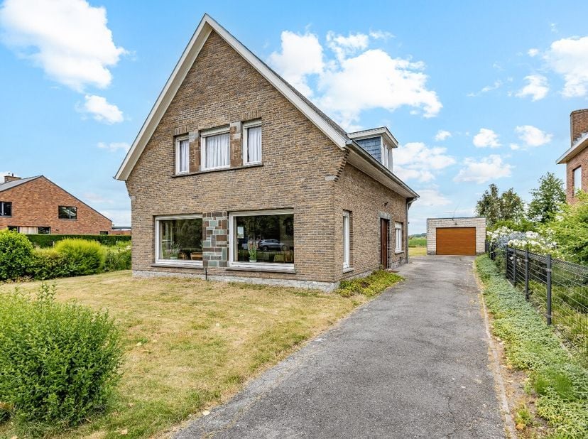 Op een gunstige ligging in Eeklo bevindt zich deze alleenstaande statige woning met een ruime tuin en een prachtig, vrij uitzicht over de achterliggen