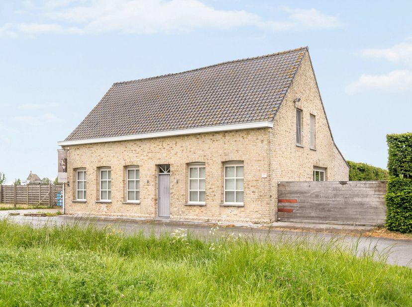 Gelegen naast het Provinciedomein De IJzerboomgaard in Diksmuide, bevindt zich dit uitzonderlijke eigendom op een perceel van circa 2 hectare. Deze un