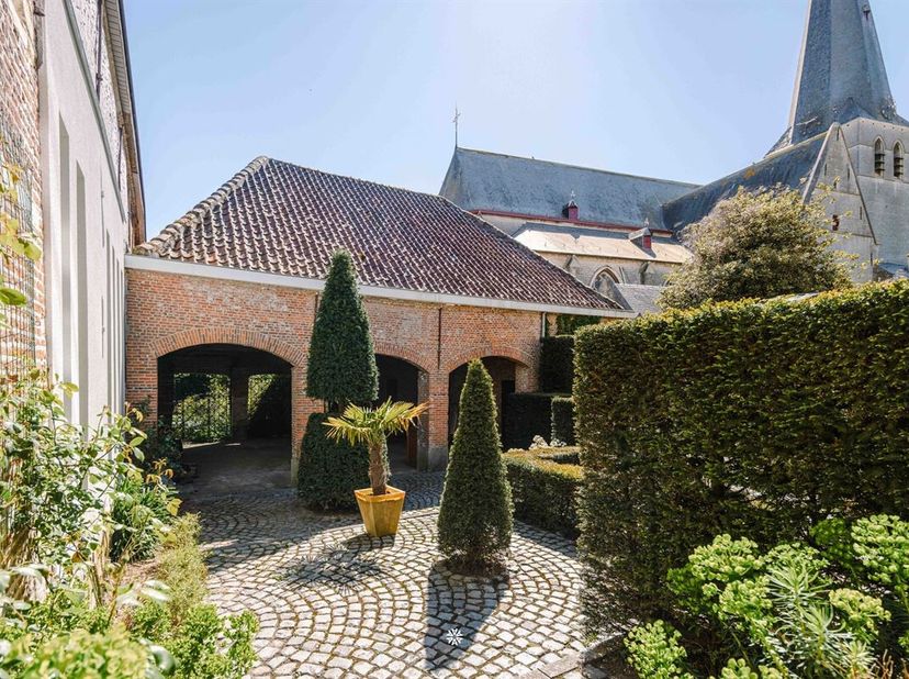 Bent u op zoek naar een eigendom met karakter én tal van mogelijkheden? Dan is dit voormalig koetshuis in het centrum van Vrasene zeker een bezoek waa