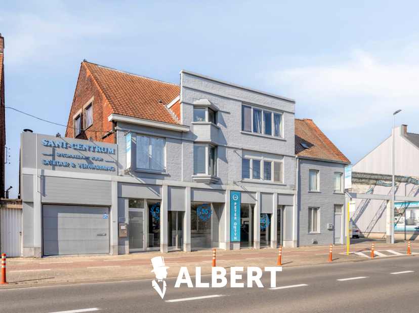 Ruime handelsruimte / baanwinkel van ca. 750 m² te huur in Roeselare – topligging tussen E403 en centrum.<br />
Bent u op zoek naar een grote handelsr