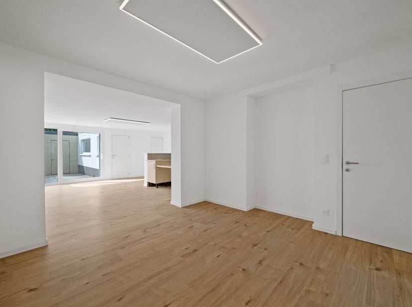 Dit huis te koop&amp;nbsp;in de Beekstraat te&amp;nbsp;Waardamme is op zoek naar een nieuwe eigenaar!<br />
De woning werd volledig gerenoveerd en beschikt ov