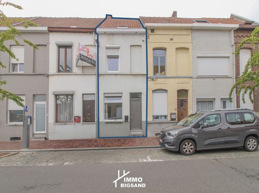 Deze woning werd recent volledig gerenoveerd en voldoet aan de energie-en comfortnormen van vandaag. Deze woning heeft overal hoogrendementsglas alsoo