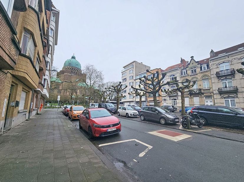 GANSHOREN DEUX PAS DE LA BASILIQUE - Bel appartement 1 chambre de +/-68 m² PEB situé dans un immeuble avec ascenseur et situé au 3 étage sur 4. Bien d