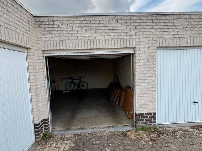 Garage te huur in Sluisvijfbaan 8,
                    2960 Brecht