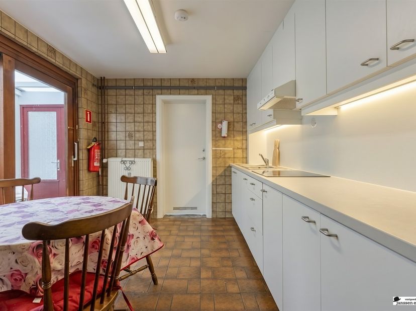 Interessante opbrengsteigendom te koop in Wilrijk, bestaande uit een studentenhuis met 5 vergunde studentenkamers, ideaal als investering met stabiel
