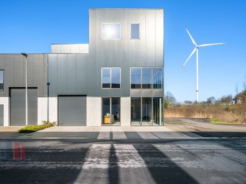 Unieke nieuwbouwontwikkeling te huur, bestaande uit een kantoorruimte gecombineerd met magazijn met een totale oppervlakte van 480 m². Deze casco+ rui