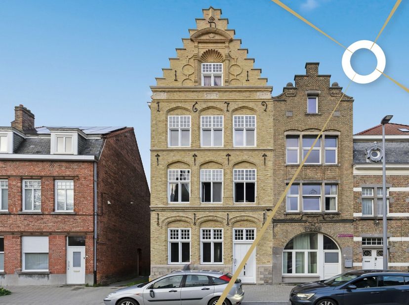 In het bruisende stadscentrum van Ieper, bevindt zich dit gezellig appartement met magnifiek zicht op het Astridpark, nabij lokale handelaars en de Gr