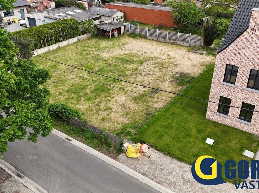 Bent u op zoek naar de ideale plek om uw eigen woning te realiseren? Deze mooi gelegen bouwgrond van 5a 54ca biedt u een uitstekende opportuniteit in