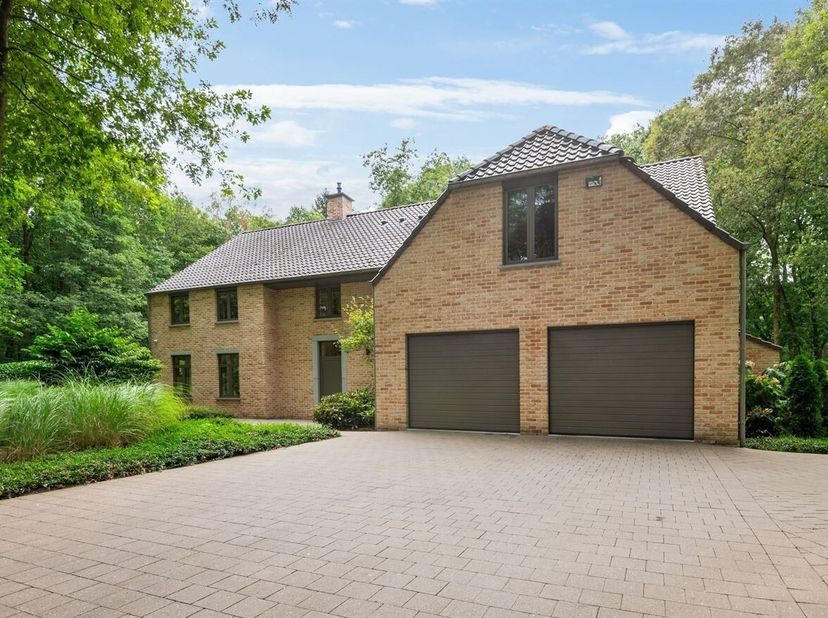 Op een aantrekkelijke locatie aan de Essensteenweg in Kapellen vinden we deze ruime en stijlvolle woning, gelegen op een mooi perceel en met een bijzo
