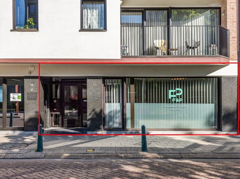 Kantoorruimte van 94 m² met privatieve staanplaatsen in hartje Lier<br />
Op een centrale en vlot bereikbare locatie in de Kruisbogenhofstraat te Lier