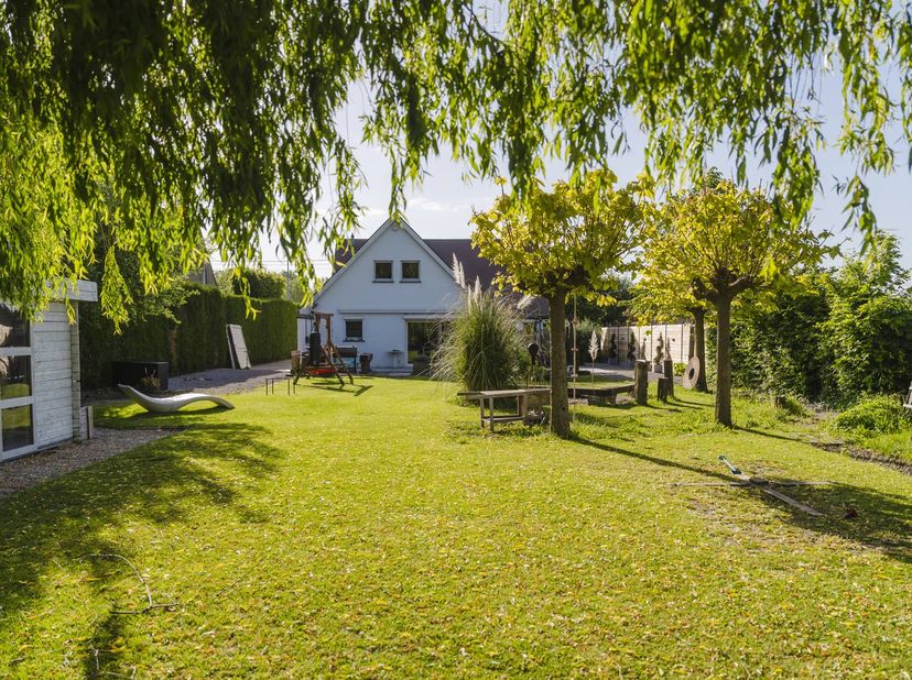 Bent u op zoek naar een ruime villa te koop in Kortrijk met veel mogelijkheden en een uitstekende bereikbaarheid? Dan is deze instapklare woning in Ro