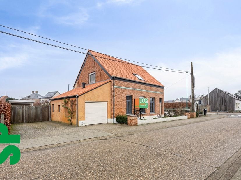 Een charmante woning in het centrum van Vorselaar met behoud van authentieke elementen.<br />
Indeling: inkomhal met behoud van authenticiteit, grote