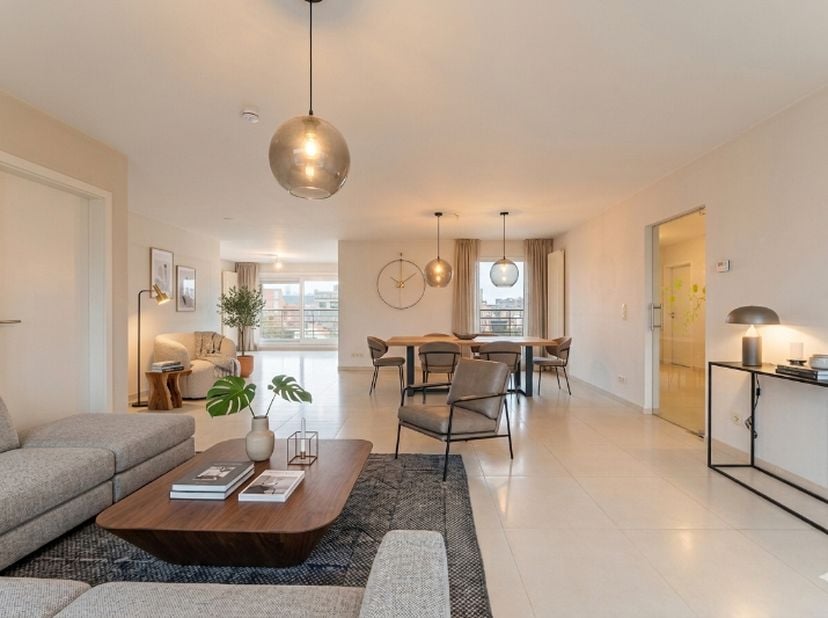 Centrum Roeselare - Ruim Instapklaar energiezuinig App met 3 slpk en garage<br />
<br />
Ruim en luxueus appartement met 3 slaapkamers in hartje Roese