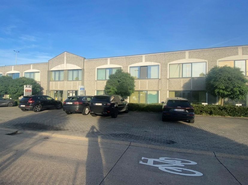 115m² kantoorruimte met 4 parkings (uitbreidbaar tot 333m² kantoor)<br />
Ligging: in bedrijvenpark, vlakbij N47 tussen Zele en Lokeren en E17<br />
<