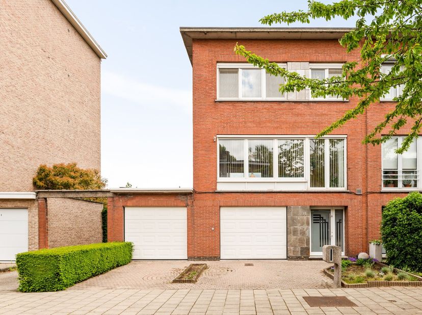 Ligging:<br />
Deze charmante woning is gelegen in een rustige woonstraat met een uitstekende bereikbaarheid en een Mobiscore van 9,1/10. Supermarkte