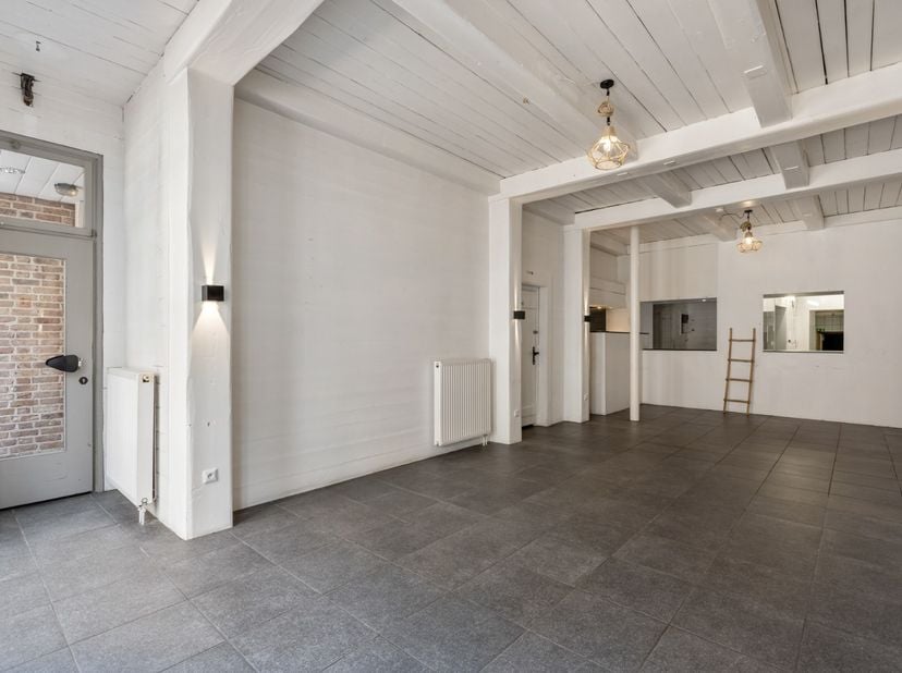 Dit polyvalent gelijkvloers handelspand (restaurant, afhaalrestaurant, wijnbar, kantoor, winkel...) is gelegen op 100 meter van de historische markt v