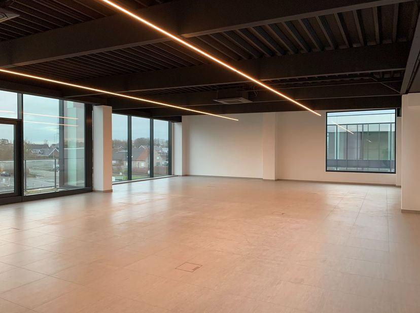 Onmiddellijk beschikbare nieuwbouw kantoorruimte van 236 m² te huur te Lendelede.&amp;nbsp;Fantastisch gelegen met een vlotte verbinding naar de E17 en de