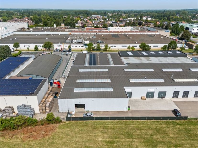 Op de Meiveldlaan 4605 vinden we deze zeer ruime opslag- of productieruimte die kan worden gecombineerd met een werkplaats. Het bedrijvenpark combinee