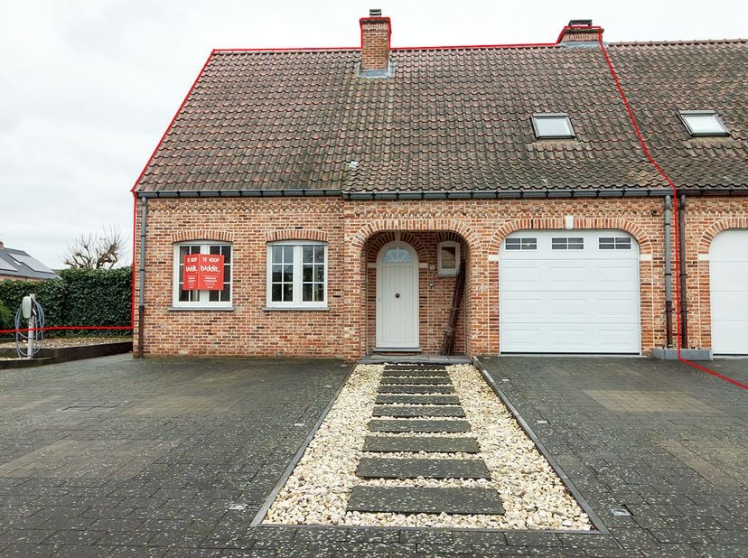 GOED ONDERHOUDEN HALFOPEN BEBOUWING - <br />
<br />
Halfopen instapklare bebouwing met mooi aangelegde tuin, 3 slaapkamers, bureau en zolder, living,