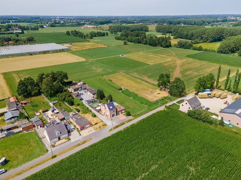Op een uitstekende locatie in Berlaar bevindt zich deze bouwgrond voor een halfopen bebouwing. Dankzij de centrale ligging bevinden scholen, winkels e