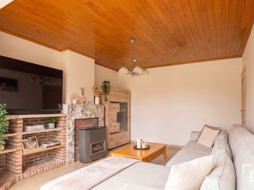 In Passendale treffen we deze charmante woning met tuin aan.<br />
<br />
De woning beschikt over drie slaapkamers, waarvan één op het gelijkvloers.