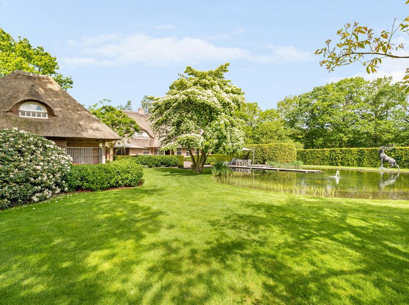 Te midden van rust en groen, verscholen op een indrukwekkend domein van maar liefst 2,3 hectare, bevindt zich deze uitzonderlijke hoeve, gebouwd in 20