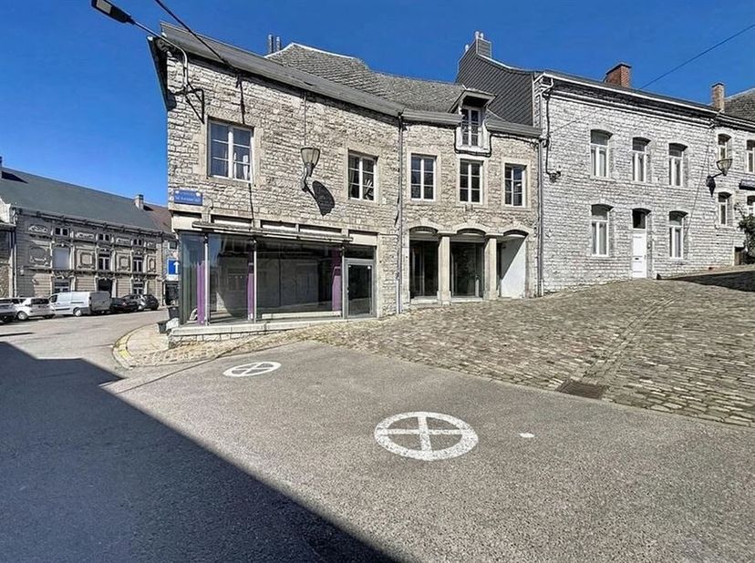 Joli immeuble de rapport situé à Couvin !!!<br />
Le bien est composé de 2 appartements et de 2 commerces.<br />
Composition :<br />
- Premier apparte