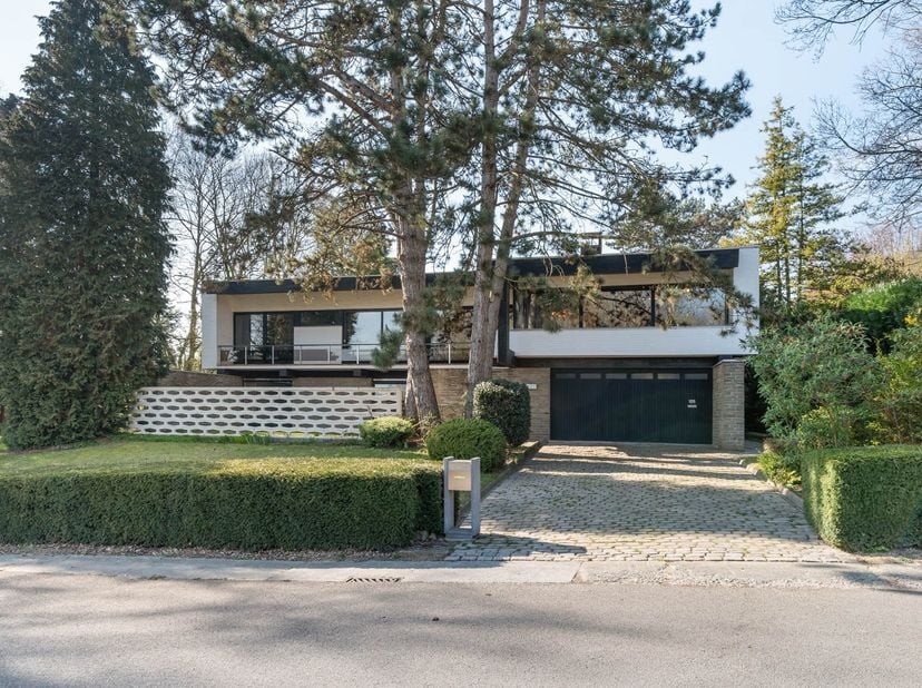 Op de Blakmeers, een wijk in Affligem (Hekelgem), bevindt zich deze villa uit 1969. Op een royaal perceel biedt deze woning een weids uitzicht. Vanaf