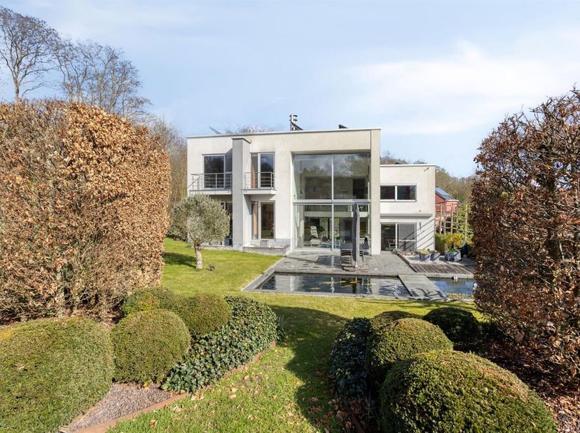 Villa moderne et lumineuse, en parfait état, située sur un terrain rural et calme d'environ 14 ares et 43 centiares. La villa a été rénovée en 2004 et