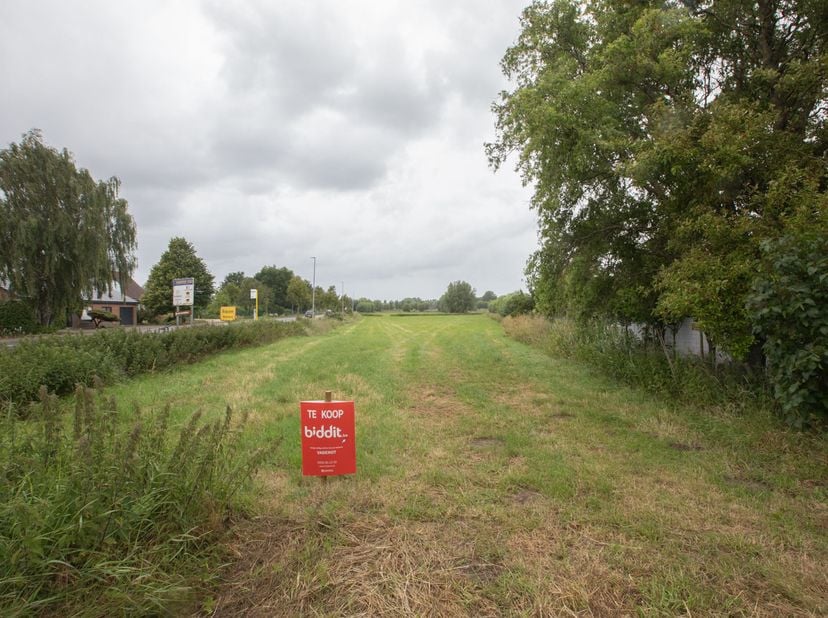 DIVERSE PERCELEN GROND - <br />
<br />
Diverse percelen grond (volgens kadaster weiland), gunstig gelegen nabij de Bourgognestraat, lokaal gekend als