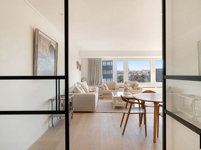 Gelegen in een centraal en vlot bereikbaar hoekgebouw aan het Burgemeester Frans Desmidtplein, geniet dit hoekappartement van een open zicht, veel lic