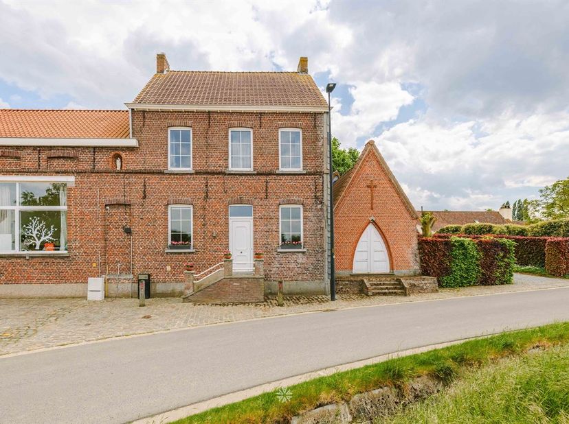 MULLEM - Omringd door uitgestrekte velden en met een prachtig zicht op de pittoreske dorpskern van Mullem bevindt zich deze karaktervolle voormalige o