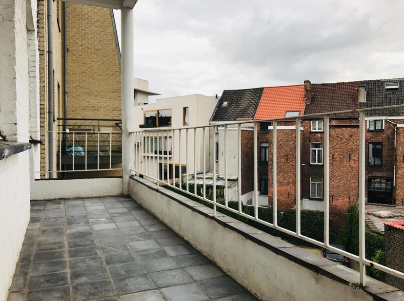 - Een bezoekmoment aanvragen kan via onze website: https://vicusvastgoed.be/nl/te-huur .<br />
- Ga naar het respectievelijke pand en klik op ‘bezoek