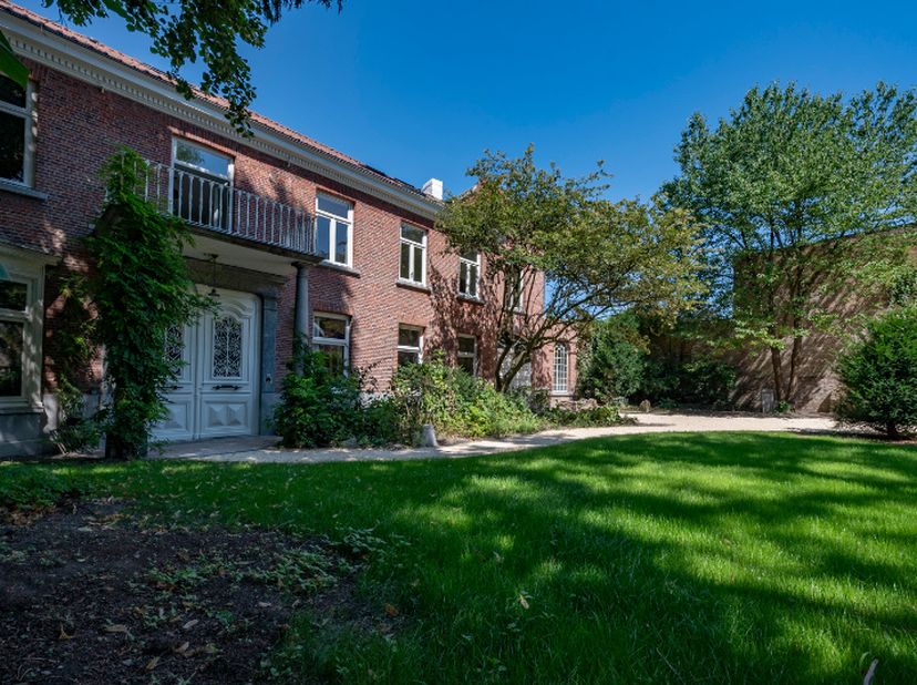 Exclusief gerenoveerd landhuis met authentieke kasteel allures op ca. 1.000 m² – een verborgen parel in het hart van de stad deze was de familiewoning