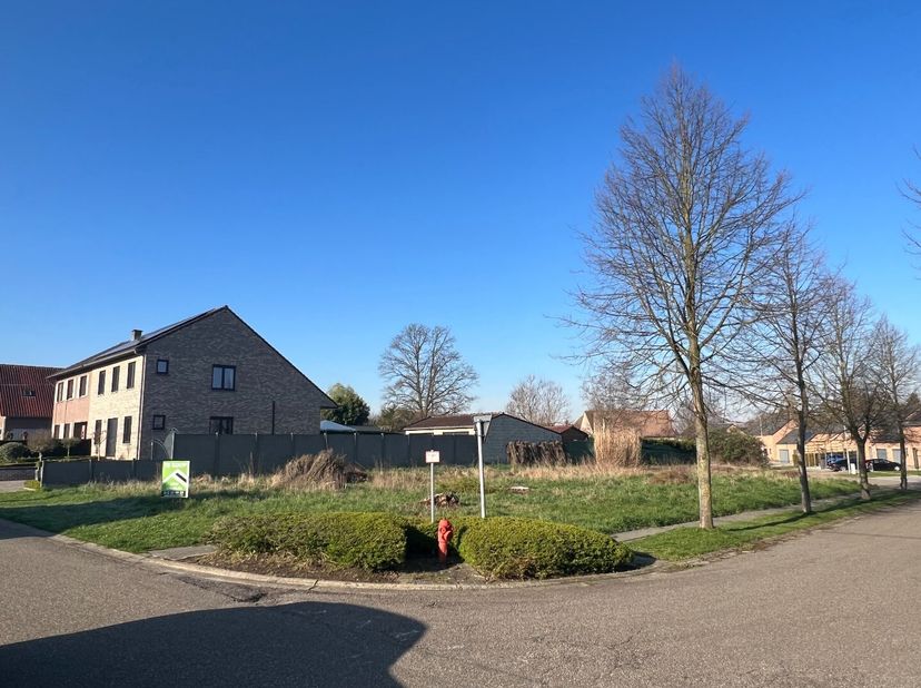 Nabij het centrum van Tongeren ligt dit ruime perceel bouwgrond van zo'n 10 are groot. Het hoekperceel biedt vele bouwmogelijkheden voor een open bebo