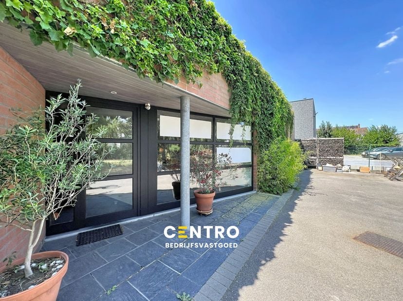 Benaderende OPPERVLAKTEN:<br />
Constructie - bewoonbare oppervlakten<br />
Volgens EPC-attest: 284m²<br />
<br />
Grondoppervlakte<br />
Totale grond