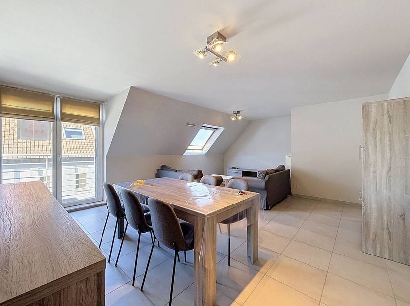 Dit duplexappartement is op zoek naar nieuwe bewoners. Het is gemeubileerd en beschikt over 2 slaapkamers en een gezellig terras.<br />
<br />
INDELIN