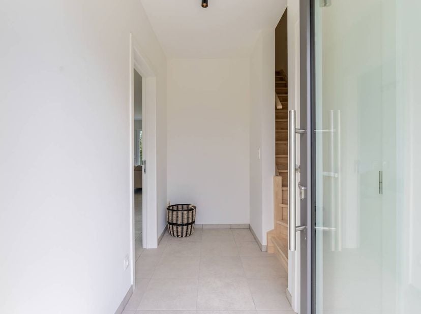 Op de Sint-Truidersteenweg 419A te Sint-Lambrechts-Herk vinden we deze energiezuinige nieuwbouwwoning terug met een bewoonbare opp. van 169 m². Op het