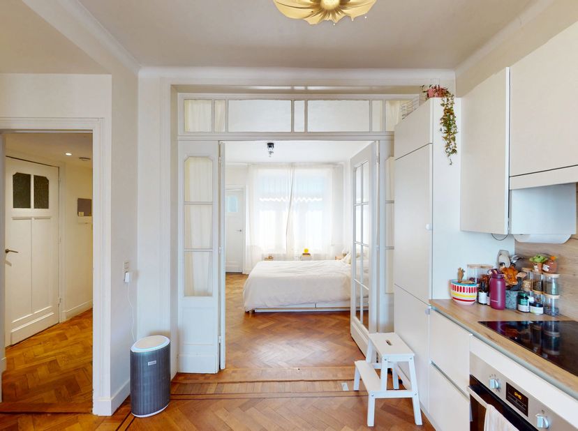 Zonnig en ruim appartement op toplocatie in Antwerpen. <br />
Indeling: Via de inkomhal komt u in de leefruimte met salon- en eetgedeelte en open keuk