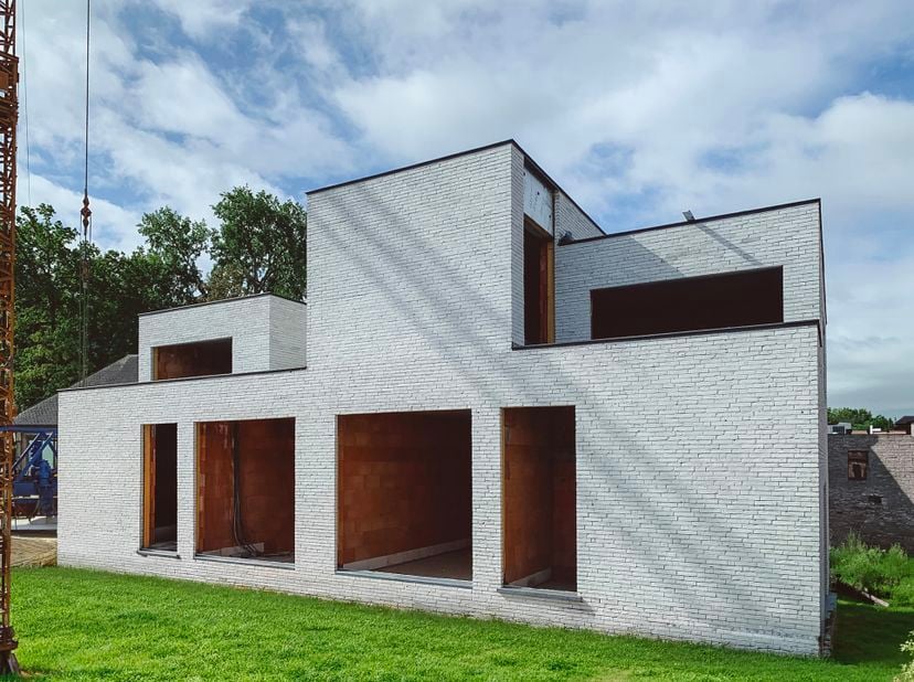 In het project Gasthuisveld in Roosdaal vind je deze slim ingedeelde gezinswoning in een rustige, maar residentiële omgeving. De woning is uitgerust m