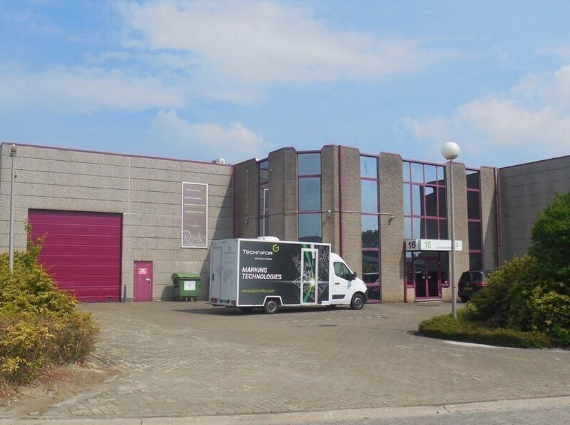 973m² magazijn met 231m² kantoren<br />
Ligging: vlakbij A12 Antwerpen-Brussel<br />
Specificaties magazijn: ca. 6m vrije hoogte, 1 automatische secti