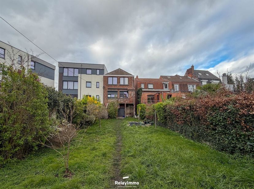 Gelegen in Doornik, rue Paul Pastur 21, biedt dit huis met 3 gevels, gerenoveerd in 2021, een complete en veelzijdige woning, ideaal voor zowel bewone