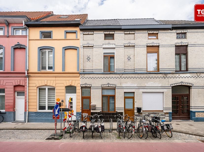 <br />
Deze instapklare woning gelegen in Gent biedt alles wat u nodig heeft voor hedendaags wooncomfort. De woning bevindt zich op een uitstekende lo
