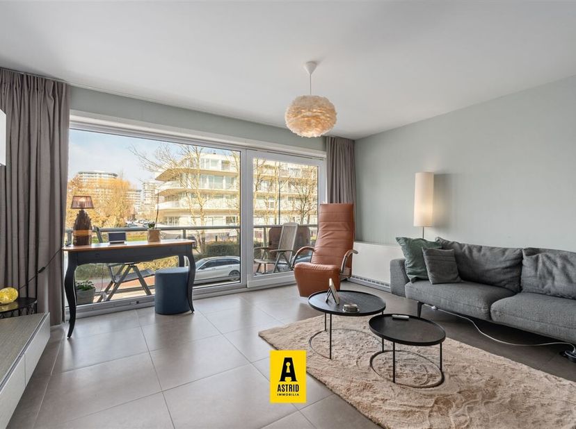 Te koop Appartement met 2 slaapkamers op topligging in Oostende<br />
Op een uitstekende locatie aan de Nieuwpoortsesteenweg 283 in Oostende, recht te