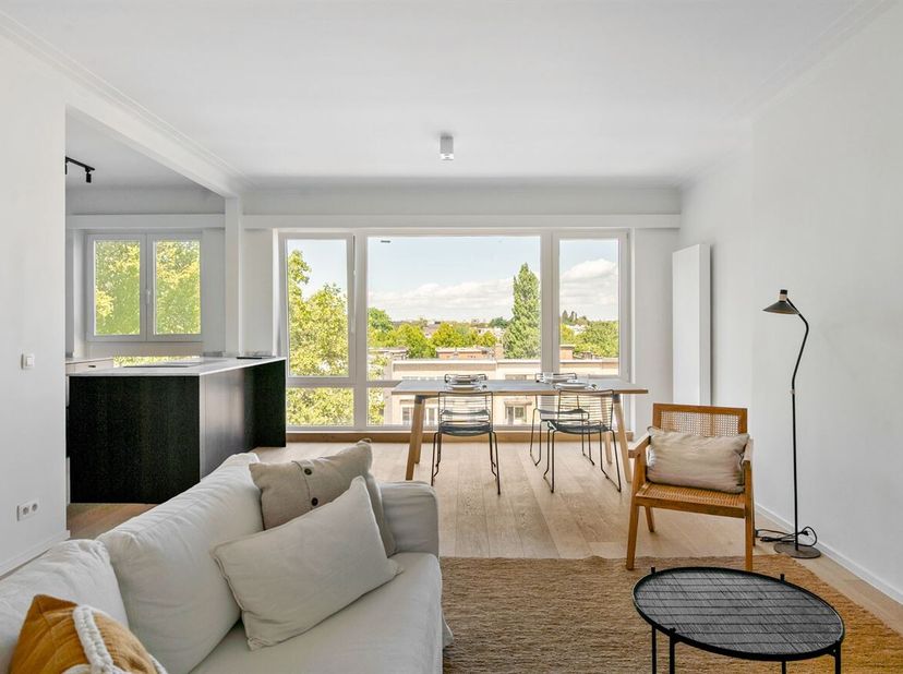 Omgeving<br />
Dit prachtig gerenoveerde appartement bevindt zich op een absolute toplocatie in Wilrijk, nabij de gegeerde Pulhofwijk. Dankzij de uits