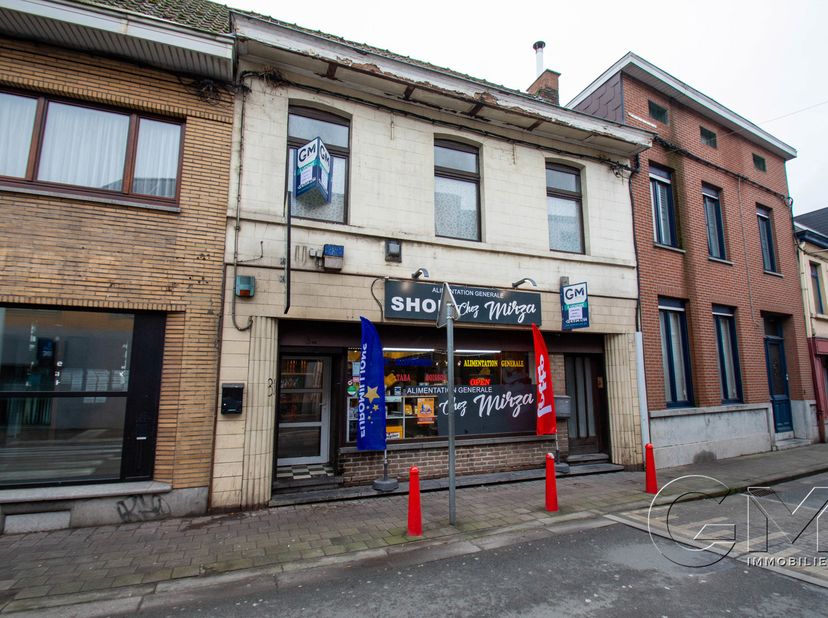 Immeuble mixte situé dans le centre de Dottignies, composé d'un commerce (actuellement loué 750euro/mois au rez) et d'un appartement duplex à rafraich