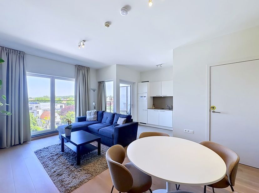 Deze serviceflat ligt op de derde verdieping in de recent opgerichte 'Residentie Keizerhof' en heeft een bewoonbare oppervlakte van 62m² plus terras.